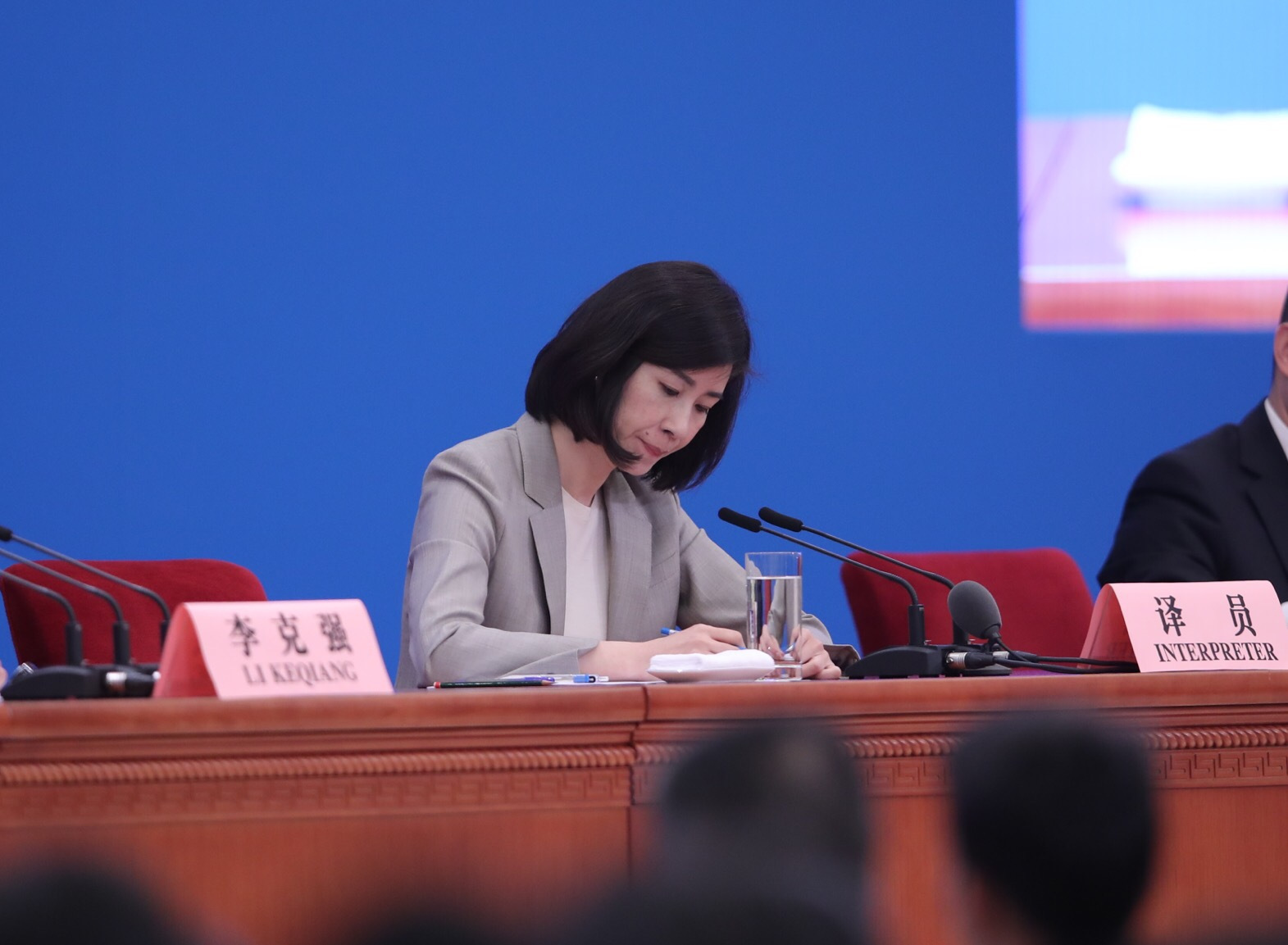 連續10年坐在總理旁邊的女翻譯張璐 用專業詮釋外交翻譯的“信達雅”