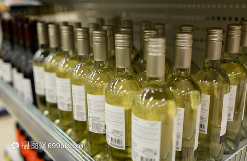 銷售酒精瓶白酒商店酒類商店的瓶子