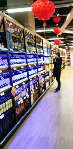 六安實(shí)體超市酒水貴,一瓶酒線上線下最高差價(jià)249元